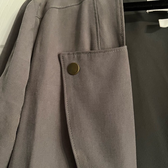 BCBGeneration kaki jacket. Flounce bottom very cute size Large. - Picture 6 of 9